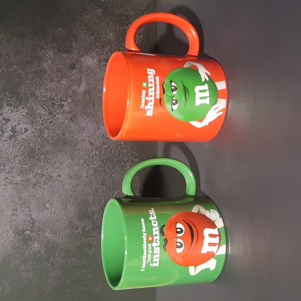 2 Pc M&M's "I Instinctively Know" Mugs Green and Red Character Mugs